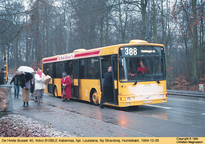 dk-hb40_19941226.jpg - Jag hade tur när jag gick ut till busshållplatsen vid Louisiana och tittade. En av De Hvide Bussers gula bussar dök upp och som synes var det lite snö i luften.