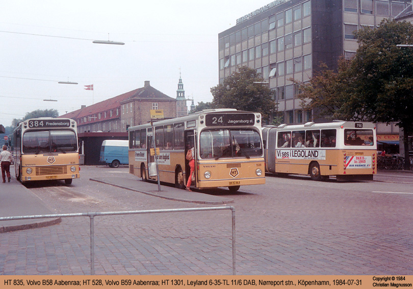 dk-ht835_dk-ht528_dk-ht1301_19840731.jpg - Vi måste ha gått av tåget i Nørreport, där jag slog tre flugor i en smäll. Leyland-bussen måste ha en av världens längsta modellbeteckningar och då har jag ändå utelämnat att den är ur "Serie VI".