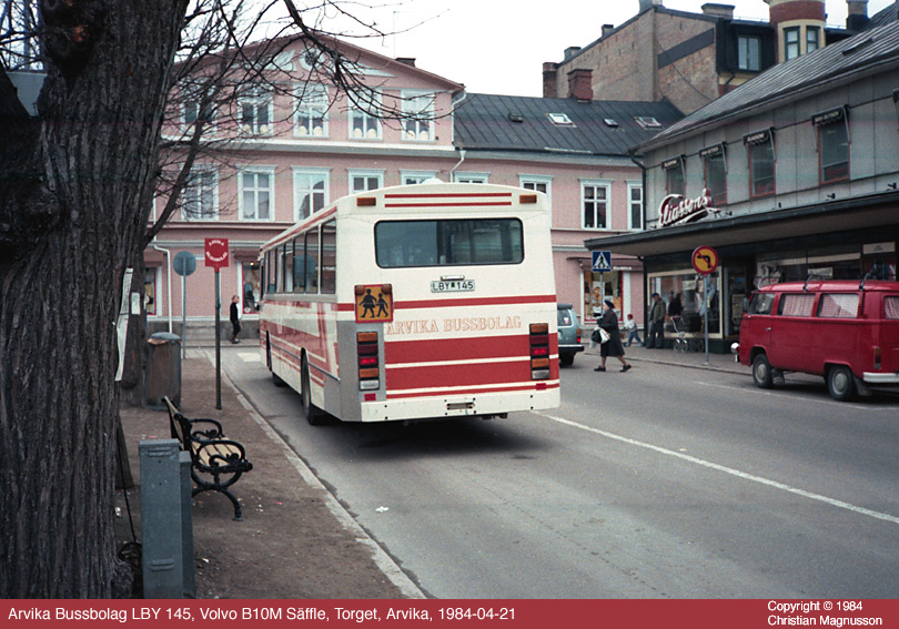 ab-lby145-2_19840421.jpg - Samma buss vid samma tillfälle fast ur annan vinkel. Verkar ha fått sig en skada i vänster bak...