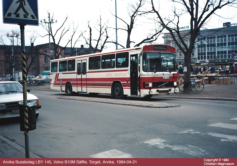 ab-lby145_19840421.jpg - På släktbesök i Arvika i april 1984, passade jag på att fånga denna Säffle-vagn vid hållplatsen på Torget. Hållplatsen finns inte kvar längre och bussarna får numer hålla till nere på Järnvägsgatan som syns i bakgrunden framför järnvägsstationen.