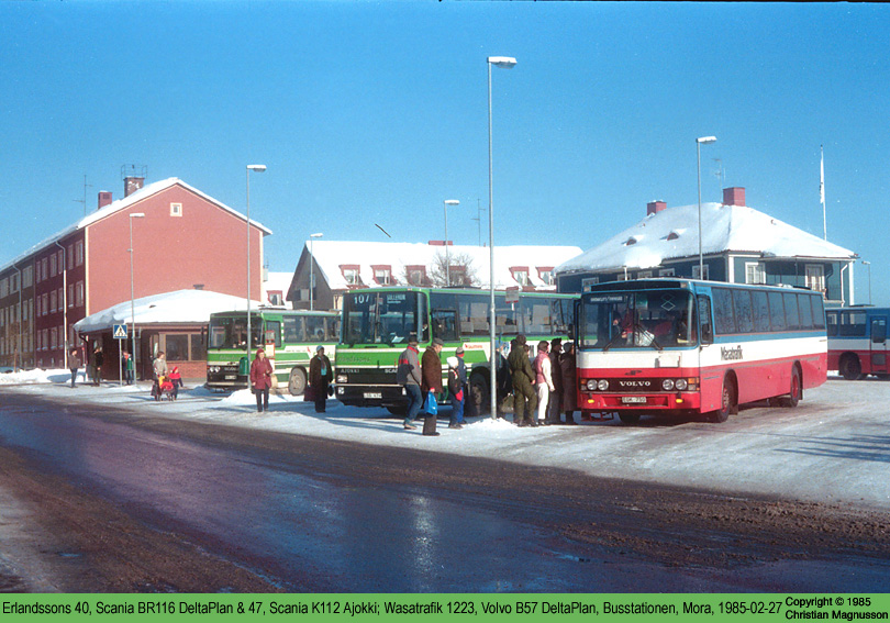 erl40_erl47_wa1223_19850227.jpg - Under en sportlovsvistelse i Sälen företogs en utflykt till Mora där dessa poserande bussar fick komma med på bild.