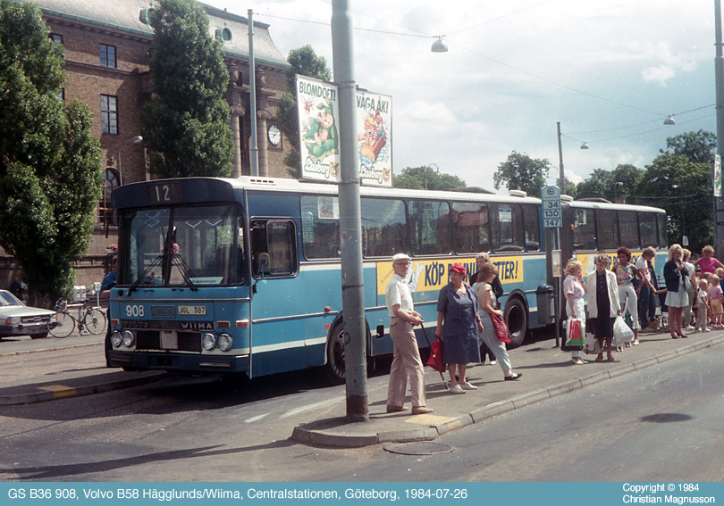 gs908_19840726.jpg - Under sommarvistelsen i Halmstad blev det en utflykt till Göteborg och jag lyckades övertyga föräldrarna om lämpligheten i att avsätta lite tid åt bussfotografering. Här syns en Volvo B58 med Hägglundskaross, vilken kändes ovanlig att se i stadstrafik, då den typen endast gick i förortstrafik hos SL.