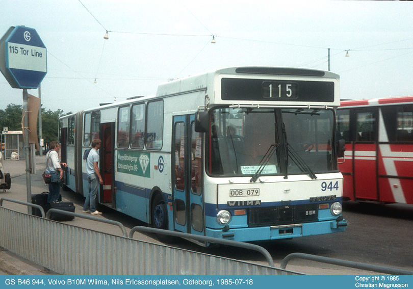 gs944_19850718.jpg - En Wiima-led plockar upp förväntansfulla båtresenärer.