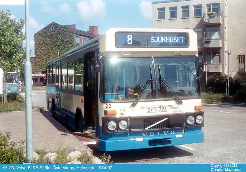 hl23_19840000.jpg - Bussterminalen vid Österskans var nog ganska ny vid den här tiden. Här ser man tydligt hur plattformskonceptet var tänkt att fungera. Vid det här laget hade jag för övrigt börjat använda min fars gamla Petri-kamera från 60-talet.