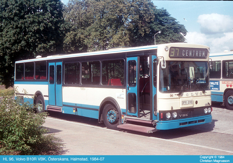 hl96_19840000.jpg - Det var inte bara Säffle karosserifabrik som levererade plattformsbyggda Volvo utan även norska VBK var med på ett hörn. På hållplatser utan plattform fälldes den undre rampen ut och man fick kliva upp som vanligt.