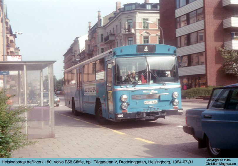 ht180_19840731.jpg - Två blå Volvo varav den främre var min fars. Det var dags för utflykt från Halmstad igen och vi skulle ta båten till Helsingör för vidare transport med tåg till Köpenhamn. Tror att jag helt enkelt hade begärt ett fotostopp här.Helsingborg hade ett ganska udda system där man gick på bussen genom bakdörrarna och sedan betalade när man gick av genom framdörren.