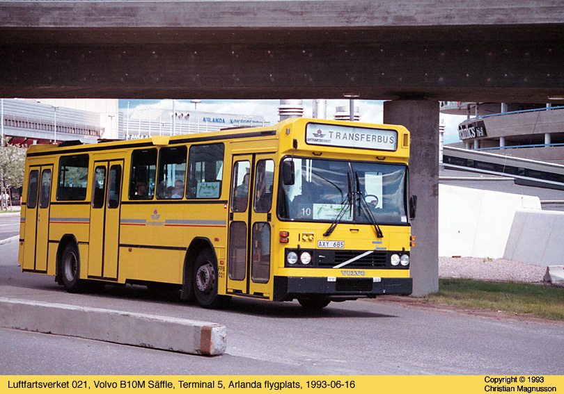 lfv021_19930616-2.jpg - Här ses en Volvo B10M Säffle och det kan ju tyckas ordinärt men den är lite ovanlig då den bara har 5,5 meters hjulbas, vilket ska jämföras med det vanliga som var 6,0 meter. 5,5 meter användes normalt på ledbussarna.