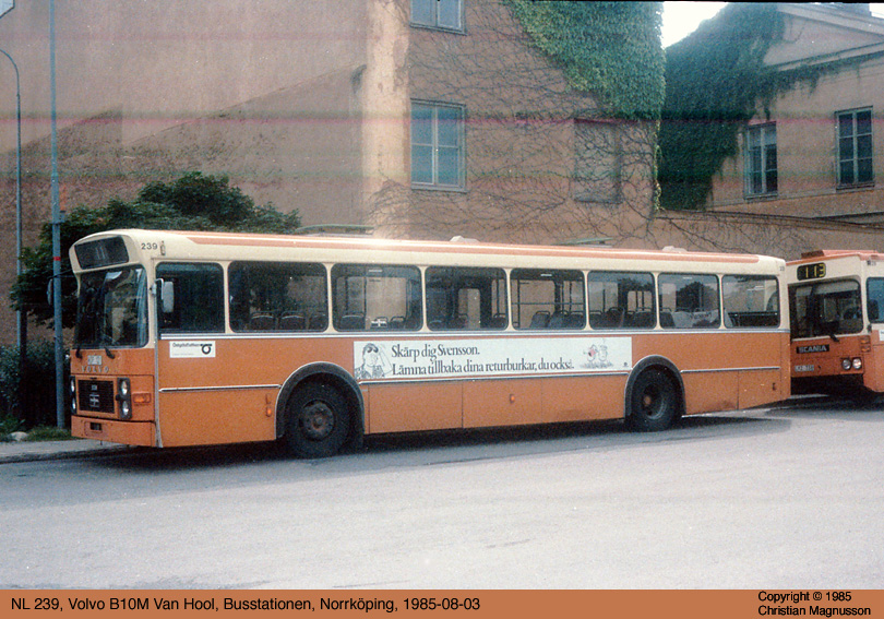 nl239_19850803.jpg - Jag har tidigare avslöjat min svaghet för den här karossmodellen från Van Hool. Den ser så låg och elegant ut.