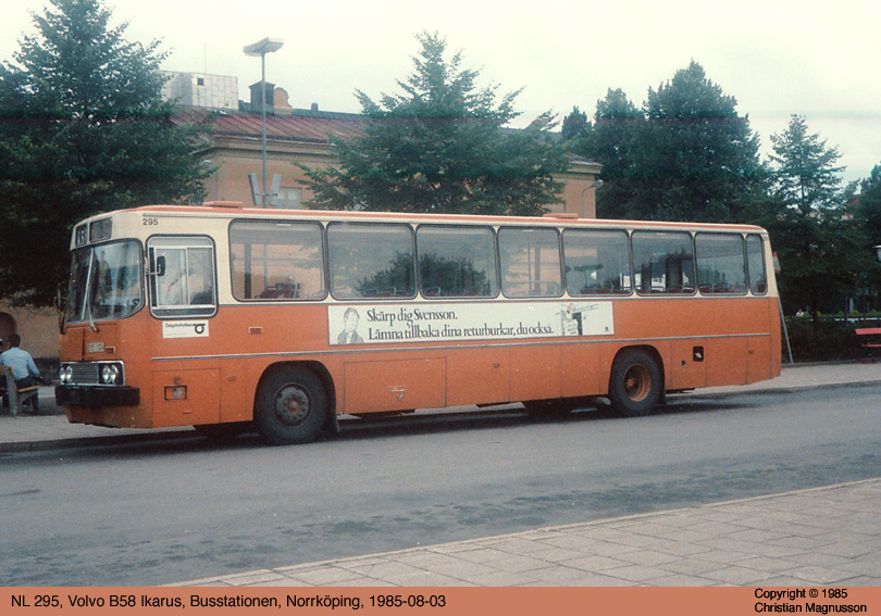 nl295_19850803.jpg - Ikarus är en klassisk fordonstillverkare från Ungern, som grundades redan 1895. 1999 köptes firman av Irisbus och 2004 lades tillverkningen ner. 2006 köptes företaget tillbaka och tillverkning av en ny låggolvsmodell sägs vara på gång.