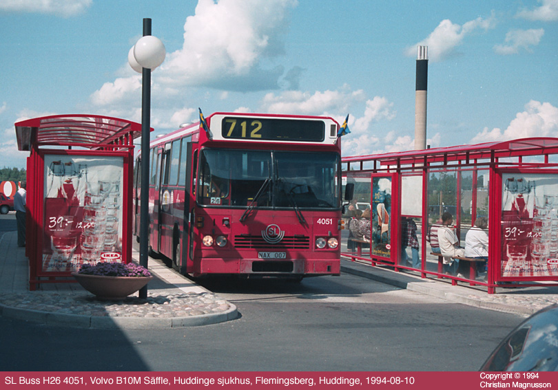 sl4051_19940810.jpg - Bussterminalen vid Huddinge sjukhus var nyrenoverad och hade fått väntkurer i en ovanlig, röd kulör.