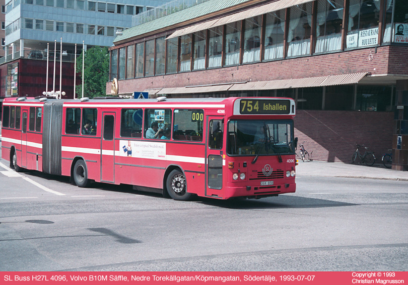 sl4096_19930707.jpg - Den här sommarens utflykt till Södertälje känns såhär i efterhand tämligen misslyckad med tanke på det fotografiska resultatet. Det blev endast tre bilder varav den första rätt dålig till råga på allt. En Säffle-vagn svänger runt köpcentrumet Kringlan och kommer precis med på bild.