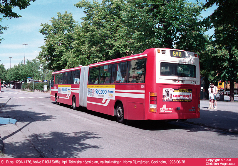 sl4176_19930628.jpg - Här ser vi en ny Säfflevagn som är lackad i en specialdesign som användes på motorvägsbussarna ett tag. Vissa kallar dem hockeyklubbor. Tyvärr skyms linjerna delvis av reklamskyltar i det här fallet.