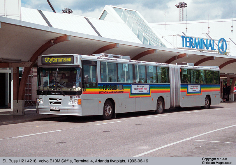 sl4218_19930616.jpg - Dessa ledbussar hade till en början littera H28X men fick senare heta H21. Möjligtvis fanns det kvar gamla H21:or vid leveranstillfället.