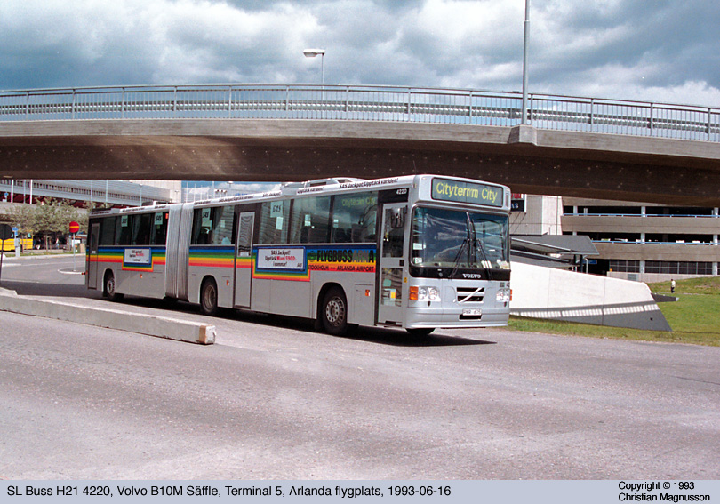 sl4220_19930616.jpg - Dessa ledbussar hade till en början littera H28X men fick senare heta H21. Möjligtvis fanns det kvar gamla H21:or vid leveranstillfället.