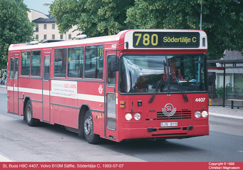 sl4407_19930707.jpg - Den här bussen är helt i min smak. Den var utrustad med plattform baktill, dvs en större avdelning med enbart stå- (och barnvagns-) platser längst bak. Det borde bidra till bättre trafikantflöde genom bussen och minskad vandalisering, som oftast förekommer bland sätena längst bak.