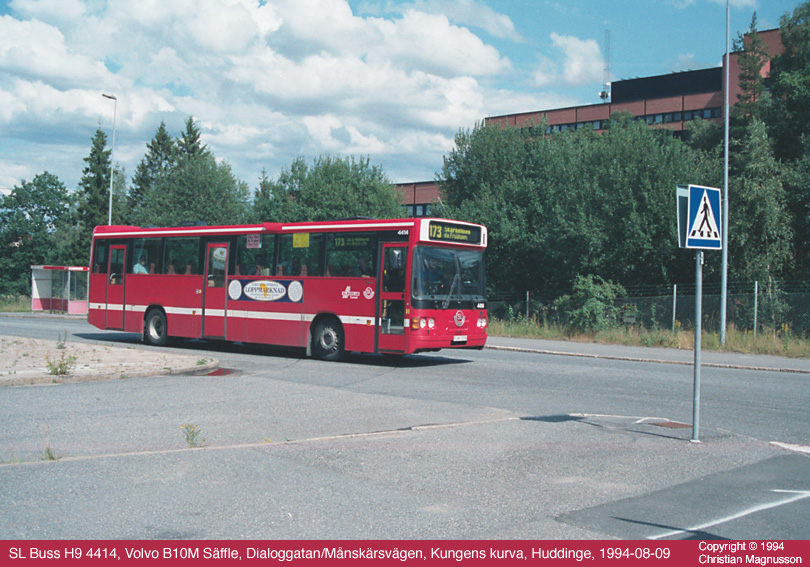 sl4414_19940809.jpg - De här H9:orna var nya och behövde fotograferas. Här syns att B10M nu fått sidomonterad kylare, då karossen saknar kylhål i fronten. För övrigt kan nämnas att bussen är felskyltad "Skärholmen" men är alltså på väg därifrån.