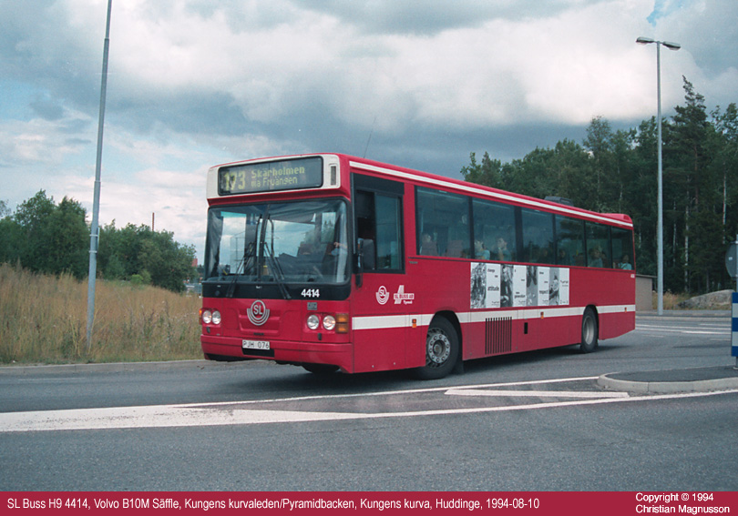 sl4414_19940810.jpg - Här syns nackdelen med "via-skyltning" om den inte uppdateras under vägen. Bussen har här redan passerat Fruängen på sin väg mot Skärholmen.