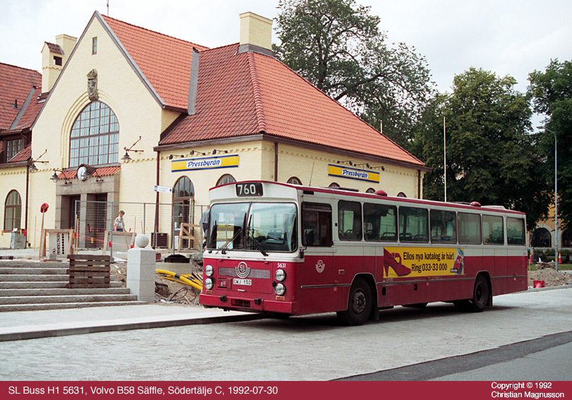 sl5631_19920730-2.jpg - Posering framför järnvägsstationen.