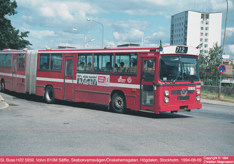 sl5959_19940809.jpg - Plötsligt är vi i Högdalen och får se en H22 som blivit utsatt för omlackering. De ska ju vara oxblodsröda ju... Ber om ursäkt för rumphuggningen. Flaggorna sitter kvar sedan gårdagen.