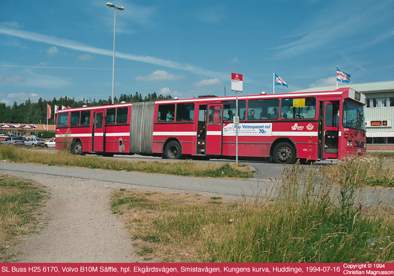sl6170_19940716.jpg - SL Buss i Tyresö körde turer på 173:an, som var en rätt ny linje vid den här tidpunkten. Som synes var det före påhittet med blå bussar.