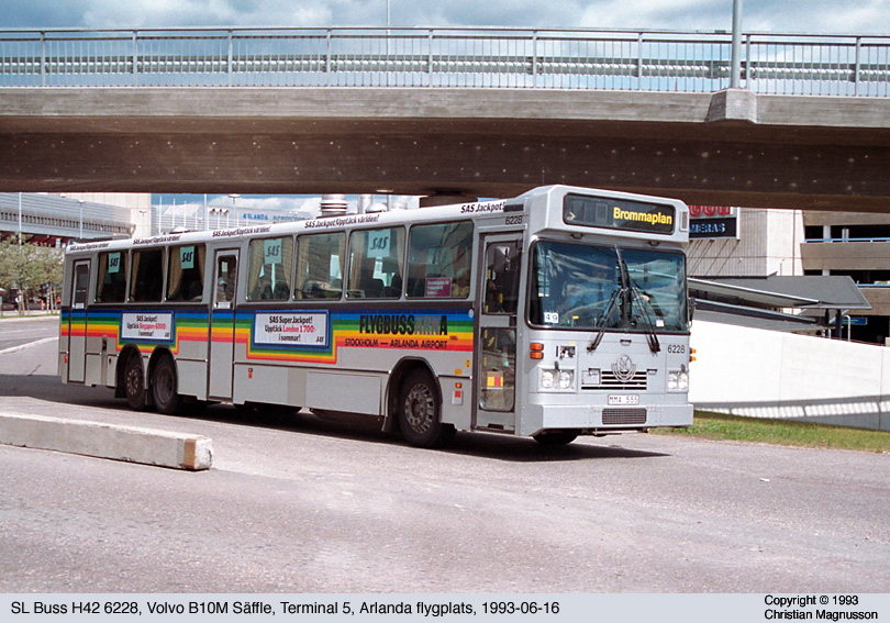 sl6228_19930616.jpg - En boggibuss på linjen mot Brommaplan.
