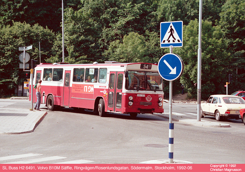 sl6491_19920600.jpg - Herr Gårman har en otrevlig vana att traska rakt in i bilder. Annars ser vi här en H2 på den klassiska stockholmslinjen 54 som inte lägre finns. Den har till stora delar ersatts av stombusslinje 4.