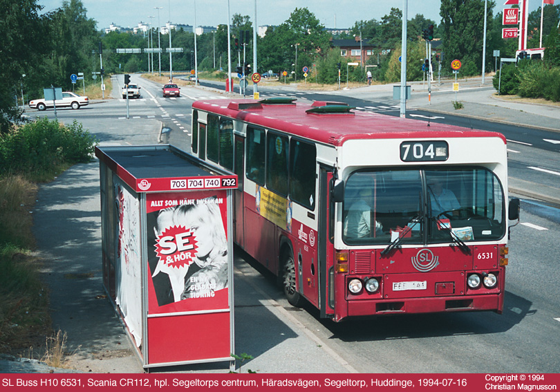 sl6531_19940716.jpg - Det här borde egentligen ha varit det vanligaste motivet på mina bussbilder från den här tiden, en H10 i Huddinge, eftersom det var så min vardag såg ut. Men just därför var det ju inte så roligt att fotografera, tyvärr. Det skulle ha varit kul att ha fler sådana här bilder, även om detta inte var någon favoritbuss för mig direkt.