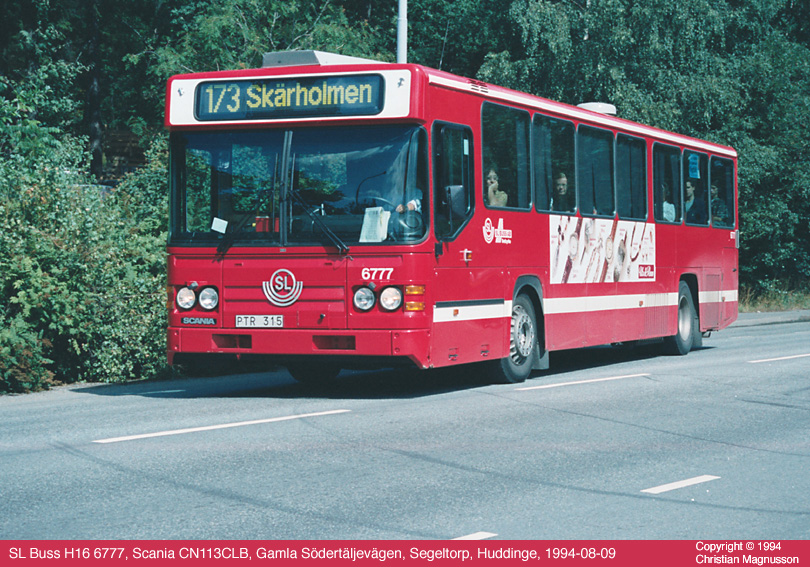 sl6777_19940809.jpg - Så här såg en ny buss ut om det var en Scania. Den här tillhörde Botkyrkagaraget. Bakom häcken till vänster ligger Zetas, en berömd handelsträdgård.