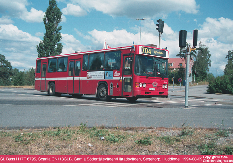 sl6795_19940809.jpg - H17F var en synnerligen otrevlig variant av Scania CN113, som hade ärvts från Ekerö. Bland annat var stolarna av en ytterst obekväm typ som dessutom verkade ömtålig då ryggstöden ofta var lösa och stod i alla möjliga vinklar. Dessutom var innerbelysningen av en sort som skickade majoriteten av ljuset rakt in i ögonen på både passagerare och förare. Flaggorna på bussen måste ha suttit kvar sedan dagen före, som var drottningens namnsdag, tillika min dåvarande hunds födelsedag.