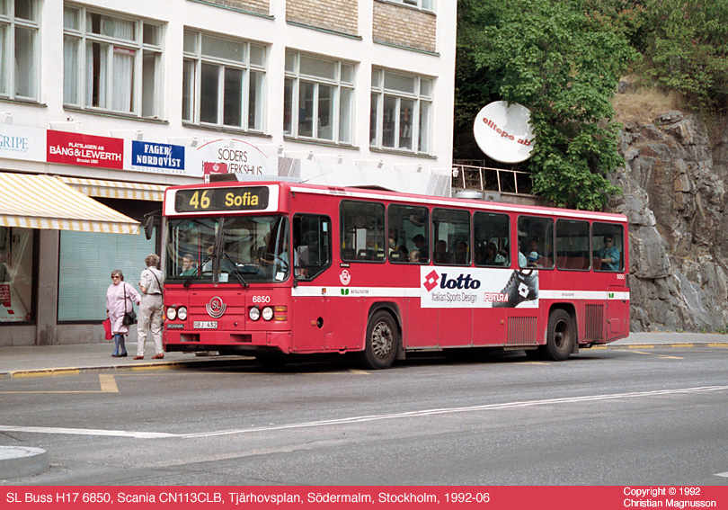 sl6850_19920600.jpg - Det här är min första bild på en SL-buss med destinationsskylt. SL var väldigt konservativt vad gällde skyltning. In i det sista höll man fast vid handvevade skyltar som endast visade linjenummer.