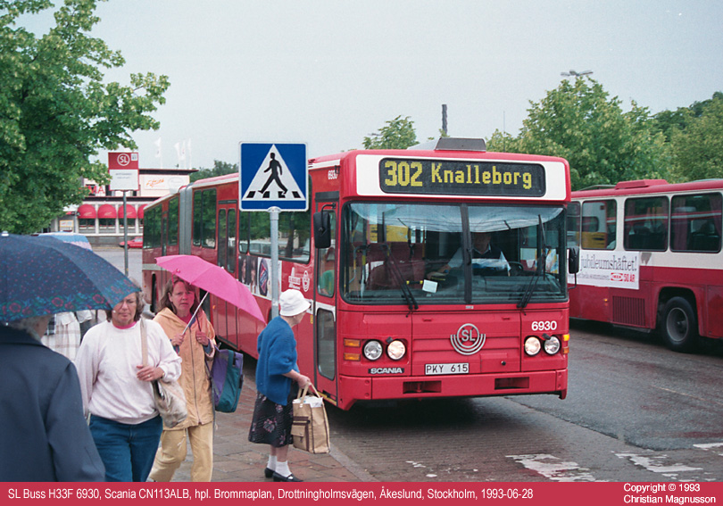 sl6930_19930628.jpg - Här har herr Gårman tagit hjälp av ett antal damer att skymma bussen.
