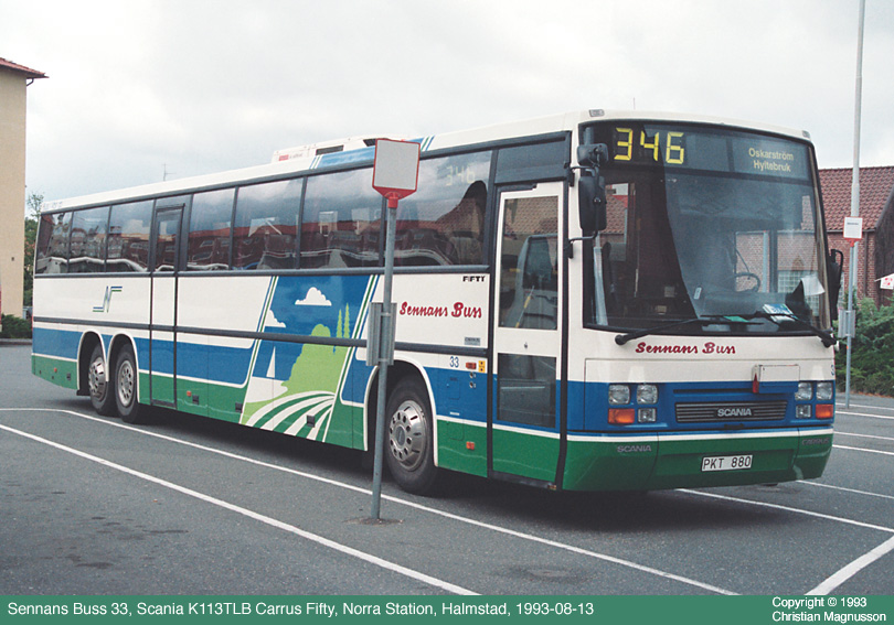 sb33_19930813.jpg - Sennans Buss är ett bolag som ingår i samverkansbolaget Buss i väst. Här en Scania med Carrus-Fifty-kaross i boggi-utförande.