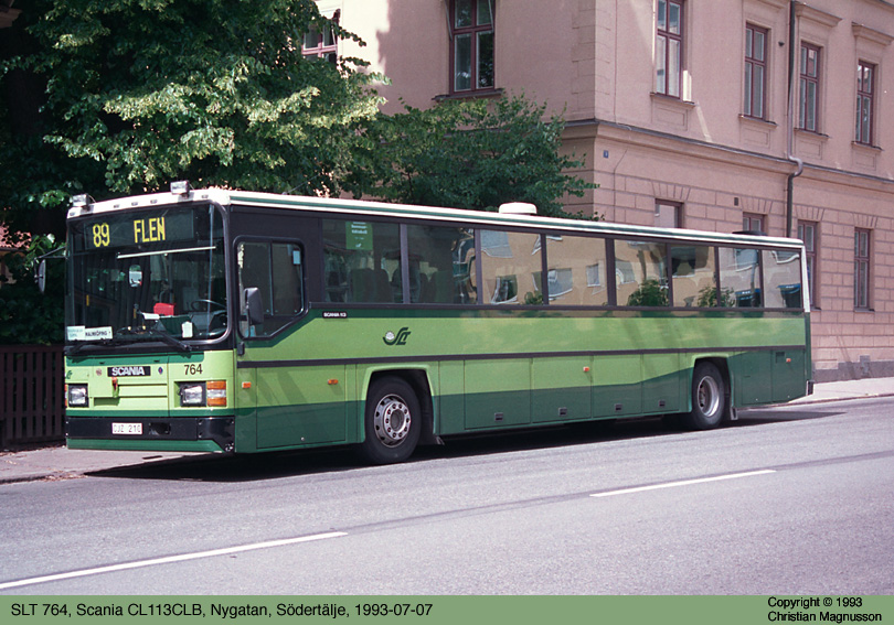 SLT764.jpg - I Södertälje kan man även fotografera gröna bussar, då länstrafiken i Sörmland har några linjer som angör staden. Det här är en ganska udda modell från Scania som bara lär ha tillverkats i nio exemplar.