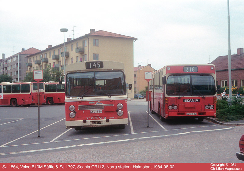 sj1864_sj1797_19840000.jpg - En Volvo och en Scania samsas vid Norra station. Stationshuset är den röda byggnaden till höger i bild. Här gick västkustbanan tidigare, innan den nya sträckningen utanför staden invigdes.