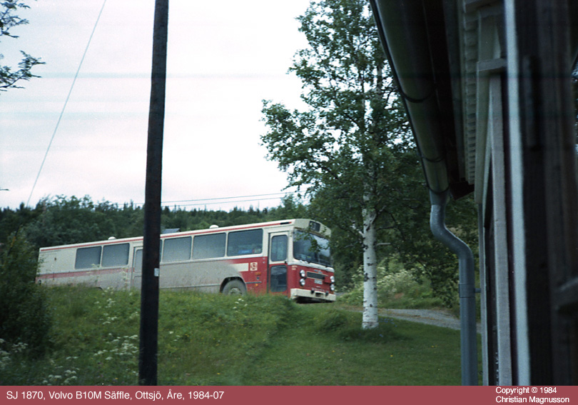 sj1870_19840700.jpg - Sommaren 1984 var jag på läger i Ottsjö och fick med mig en bussbild hem. Den är egentligen inte bra på något sätt - suddig och stolpig - men jag tycker om den ändå, så den får vara med här. Godsutrymmet baktill var ju exotiskt för en stockholmare...