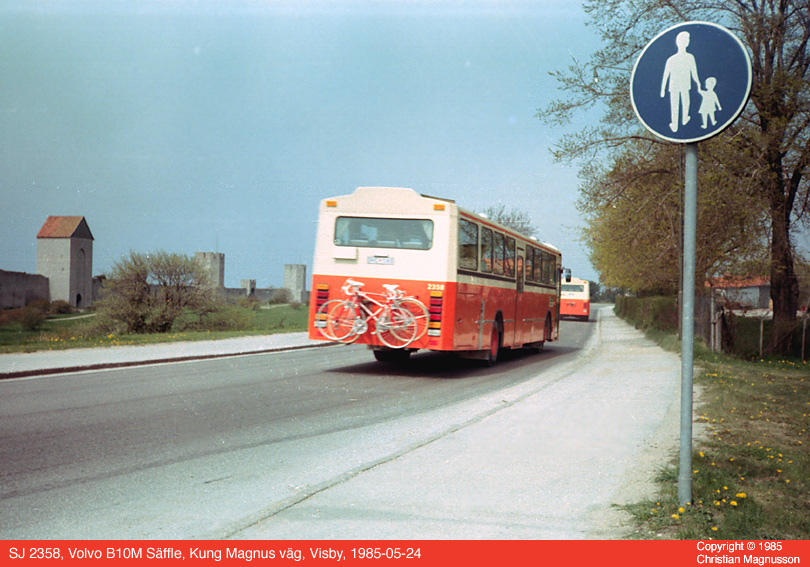sj2358_19850524.jpg - Alldeles efter 2359 (som syns i bakgrunden) kom syskonet 2358 med cyklar i stället (cykelstället alltså).