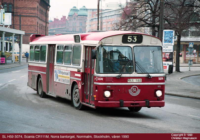 sl5074_19900000.jpg - Här har jag bytt upp mig kameramässigt till en Canon EOS 600 - en riktig trotjänare som jag skulle använda ända fram till den digitala revolutionen 15 år senare. En annan 15-årig trotjänare är bussen på bilden - en Scania CR111M från 1975.