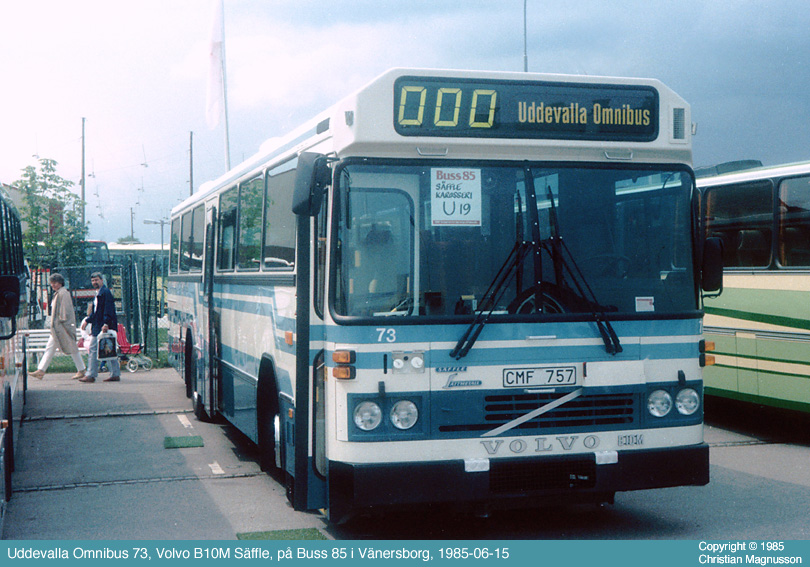 uo73_19850615.jpg - Tillbaka i Säffle-montern och vi ser en buss till Uddevalla Omnibus. Denna råkade jag 22 år senare på i Högdalens industriområde där den stod parkerad, enligt uppgift tillhörande någon friskola.