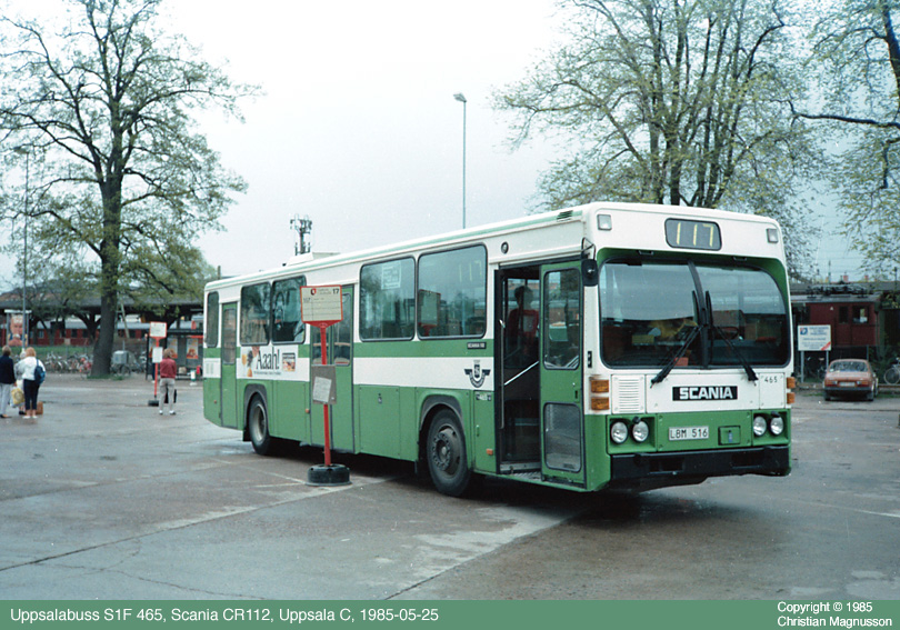 ub465_19850525.jpg - De här hållplatserna vid järnvägsstationen hade en air av provisorium över sig.