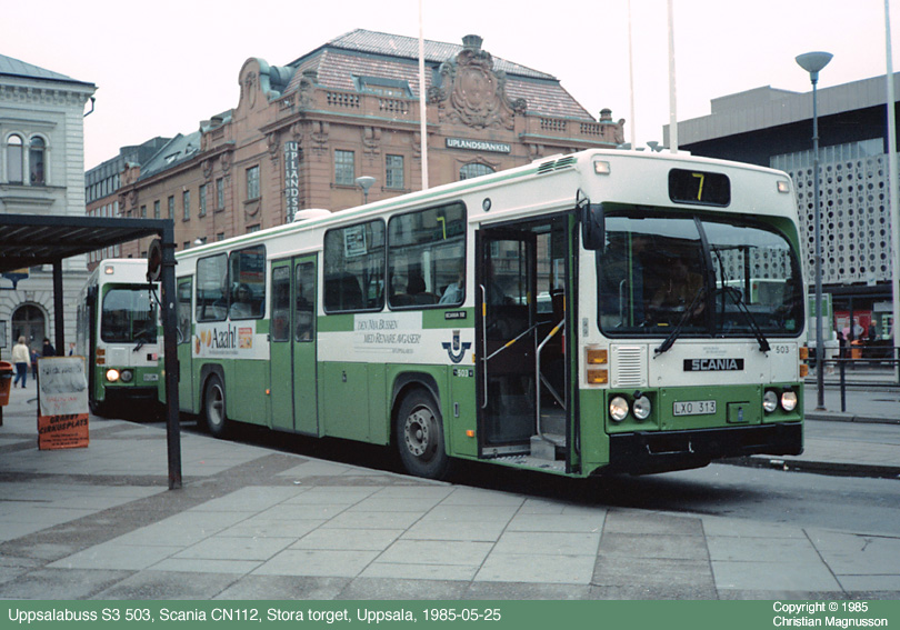 ub503_19850525.jpg - Stora torget i Uppsala är en klassisk plats att fotografera bussar på. Trots detta skulle det dröja 21 år innan jag kom att göra det igen.