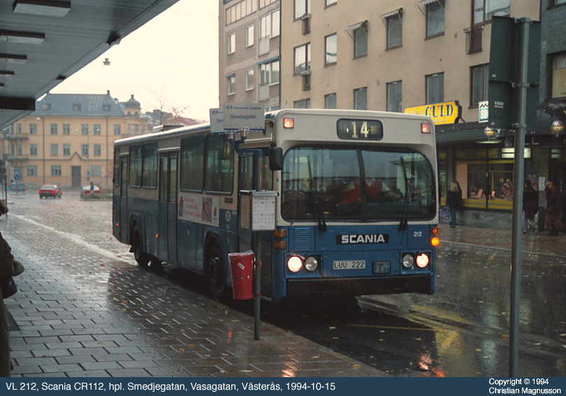 vl212_19941015.jpg - Det är praktiskt med tak över trottoaren ibland.