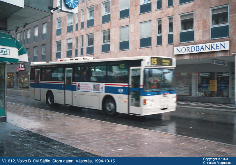 vl612_19941015-2.jpg - Här har det blivit i suddigaste laget men det är 612:an som rusar förbi längs Stora gatan.