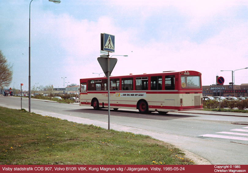 vs_cos907_19850524.jpg - En Volvo B10R med norsk VBK-kaross på samma ställe fast åt andra hållet. Är det inte en förväntansfull samling människor som står och väntar på bussen i bildens vänstra kant?
