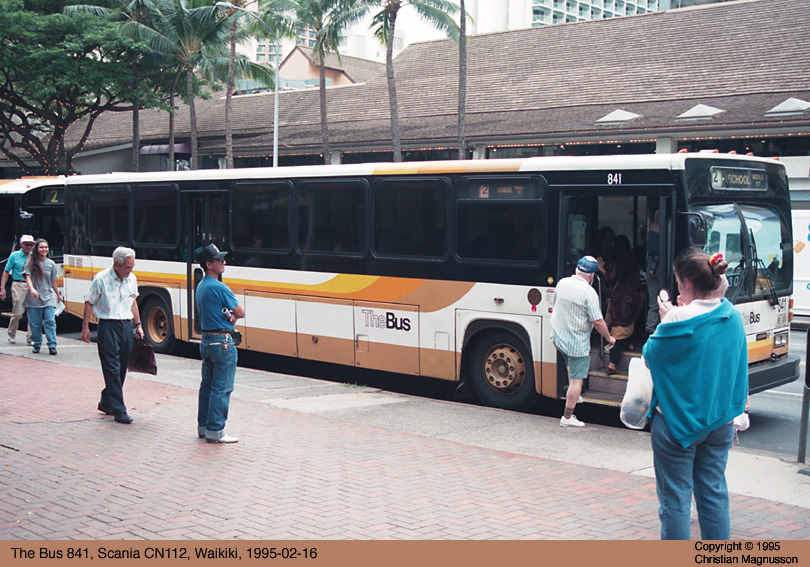us-tb841_19950216.jpg - Det här var under en period när mitt bussintresse var i en svacka som skulle komma att vara många år men jag hade i alla fall sinnesnärvaro nog att ta en bild när denna Scania CN112 dök upp rakt framför näsan på mig. Scania gjorde ett försök att etablera busstillverkning i USA någon gång på 1980-talet men det gick väl inte så bra. The Bus i Honolulu var en av de få kunderna. Jag minns inte var i Waikiki bilden är tagen men jag har för mig att det fanns en Subway-kiosk i närheten (alltså smörgåskedjan). Det här är för övrigt min allra sista (än så länge) analoga bussbild!